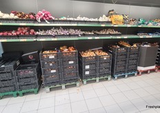 Lots of onions to choose from.